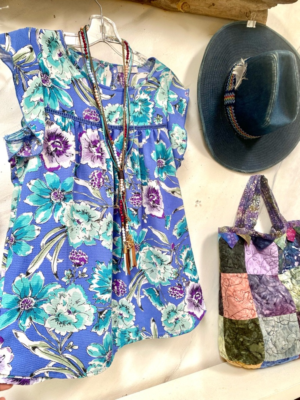 Beautiful ruffled sleeves boho floral blouse w shabby chic resort vacay vibe